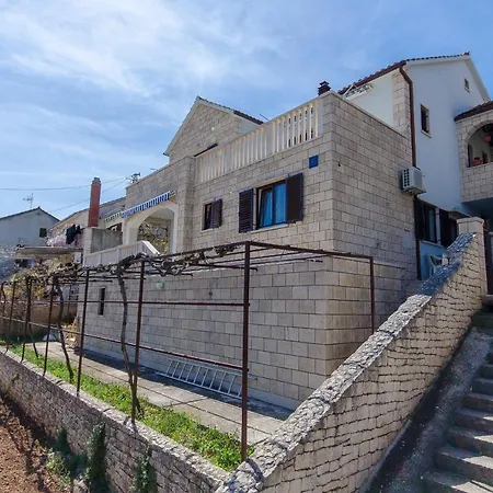 Gogi - 130 M From Sea Apartment *
