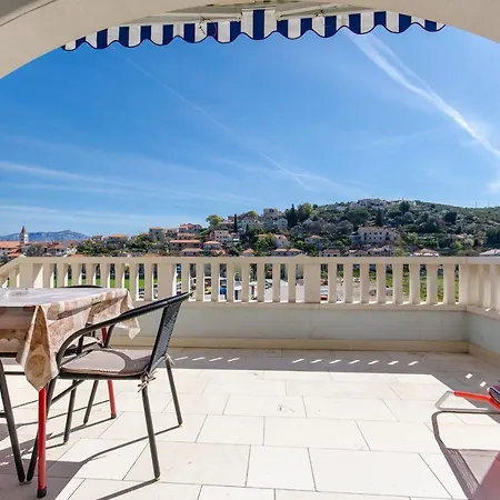 Gogi - 130 M From Sea Apartment *