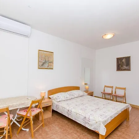 Gogi - 130 M From Sea Apartment Postira